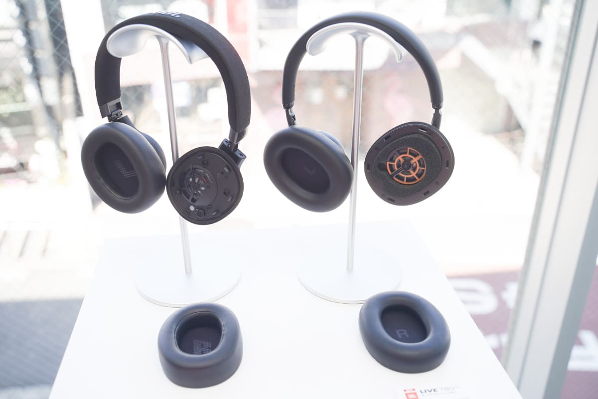 左がLive 770NCのイヤーパッド、右がLive 780NCのイヤーパッド。ソフトPUレザー製で、よりもちもちとした質感のパッドになった