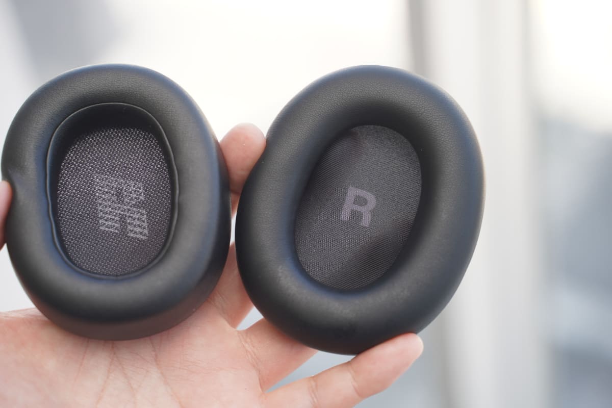 左がLive 770NCのイヤーパッド、右がLive 780NCのイヤーパッド。ソフトPUレザー製で、よりもちもちとした質感のパッドになった