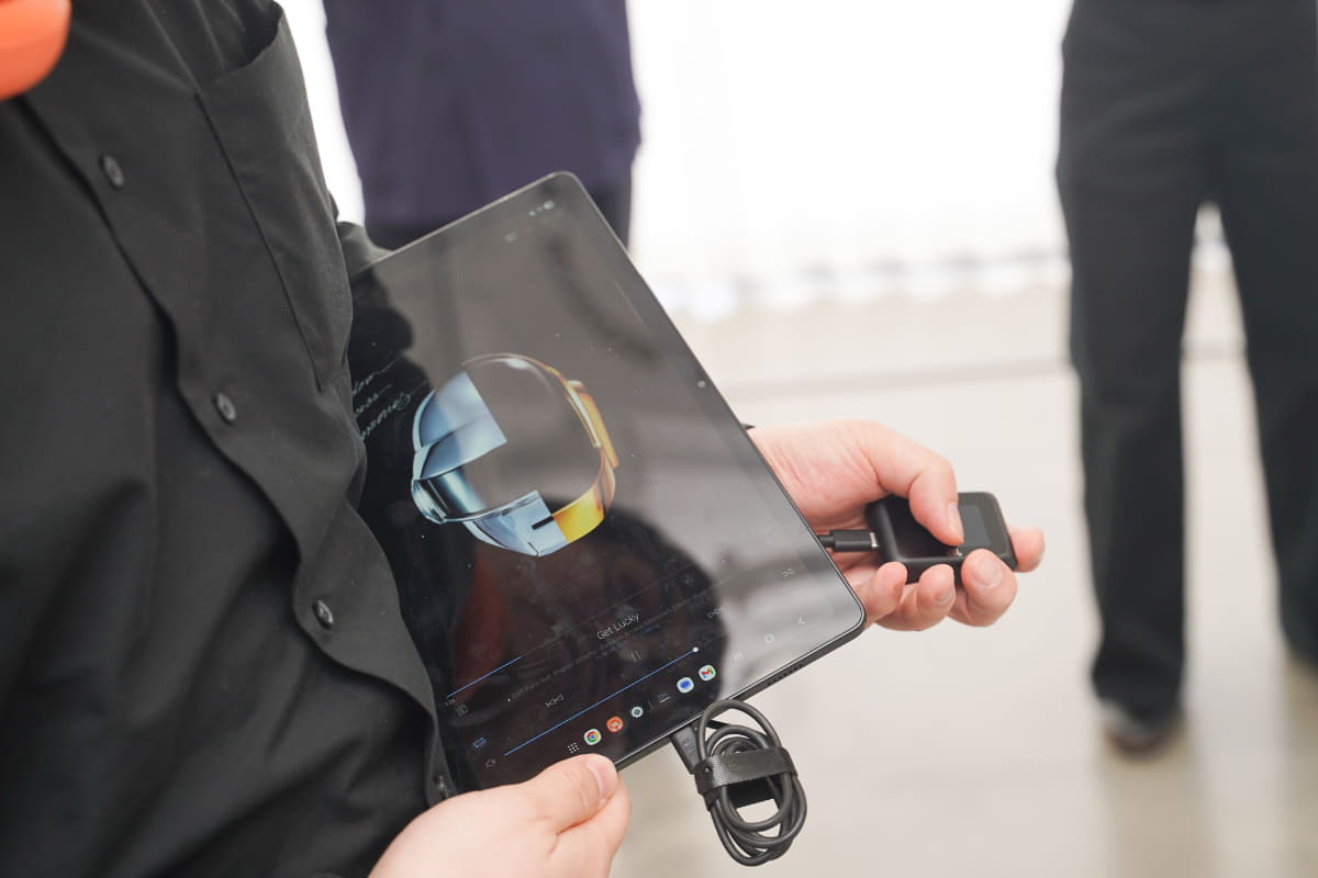 左手に持っているのが別売トランスミッター「JBL Smart Tx」