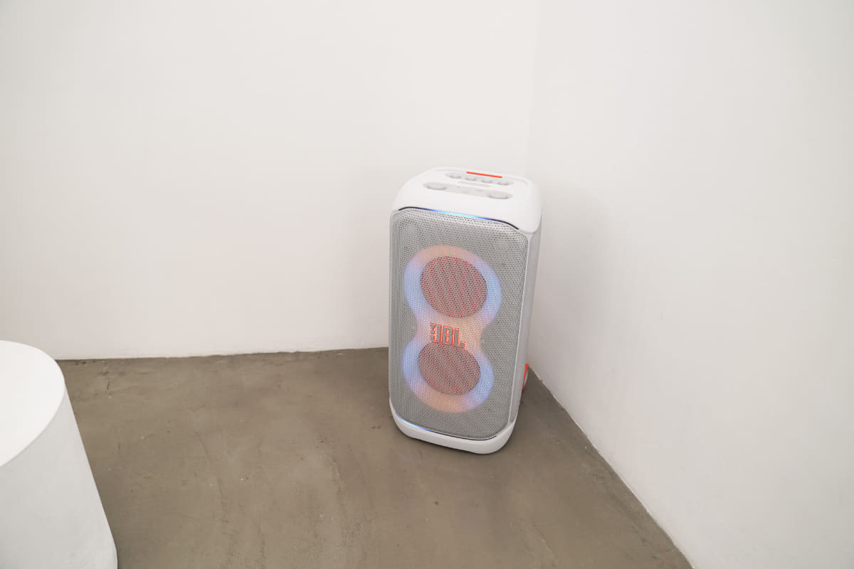 説明会のデモでは、JBL Live 780NCやJBL Live 680NC、対応スピーカーなど、7台の機器へ、トランスミッターから同時に音を送信していた