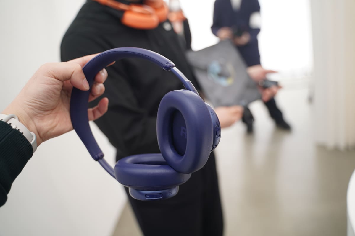 説明会のデモでは、JBL Live 780NCやJBL Live 680NC、対応スピーカーなど、7台の機器へ、トランスミッターから同時に音を送信していた