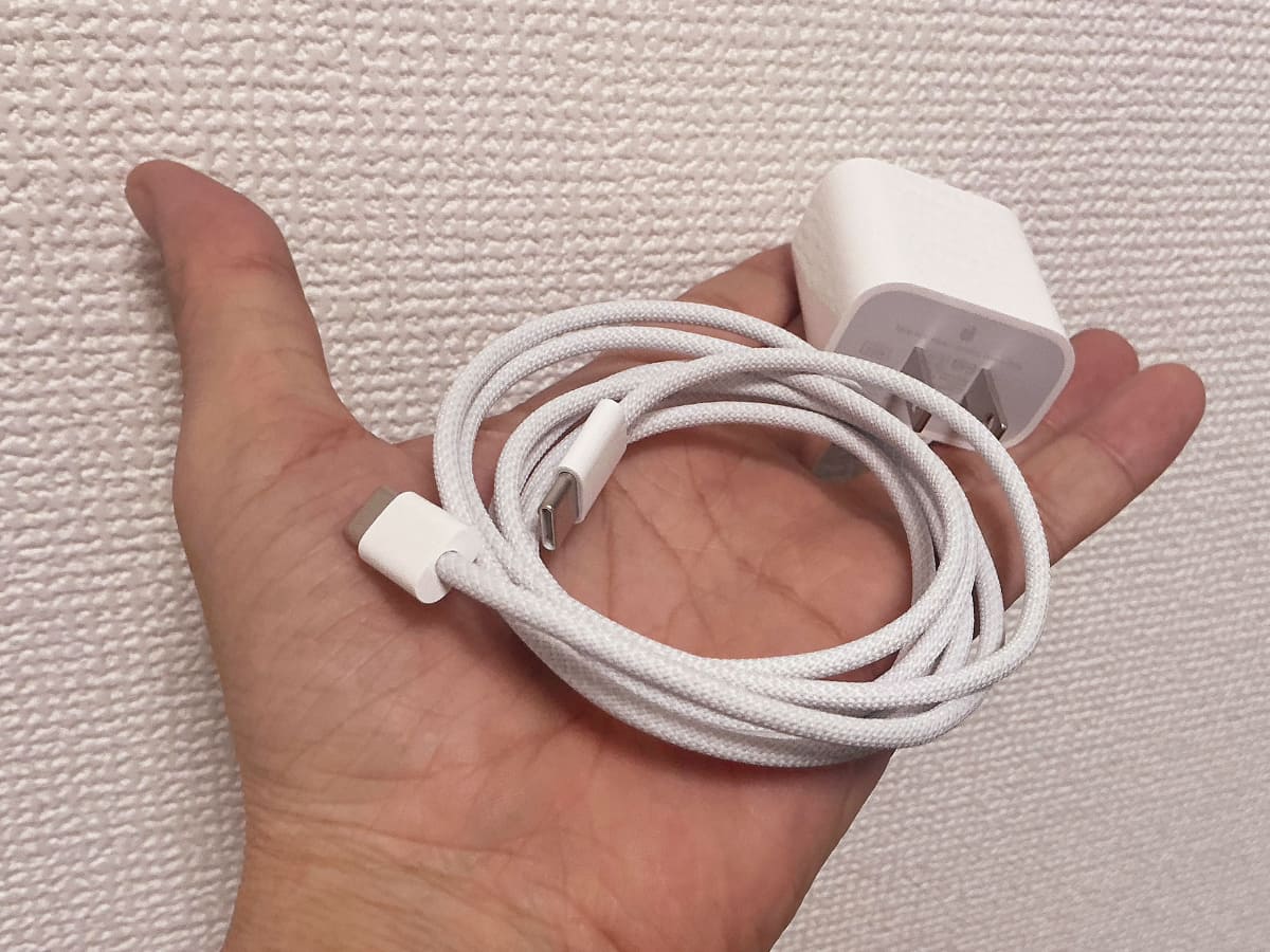 Neoに付属する電源(20W)とUSB-Cケーブル。iPhone付属のものと同じUSB 2.0使用だが、長さは1.5mでiPhoneのもの(1m)より長い