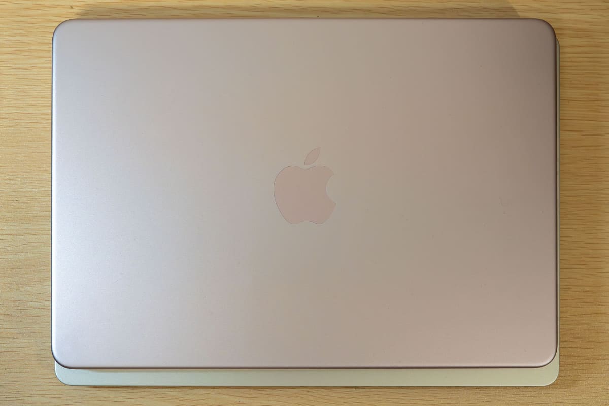 MacBook Airの上にMacBook Neoを置いてみた。似たサイズだが、Neoは若干小さい