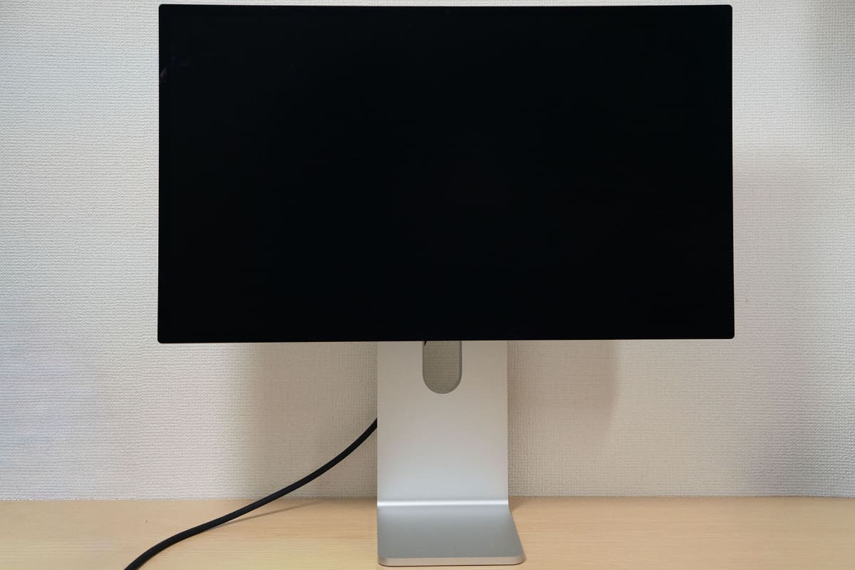 Studio Display XDR。高さ変更可能なスタンドを選んだ場合、このくらい高さ調節が可能