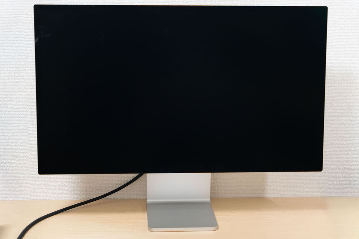 Studio Display XDR。高さ変更可能なスタンドを選んだ場合、このくらい高さ調節が可能