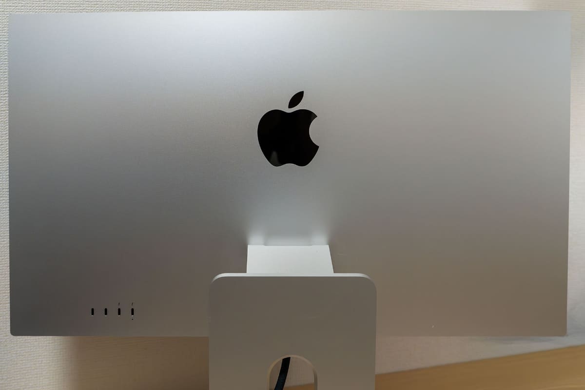 裏側には大きなアップルのロゴ。電源ケーブルは中央から出る