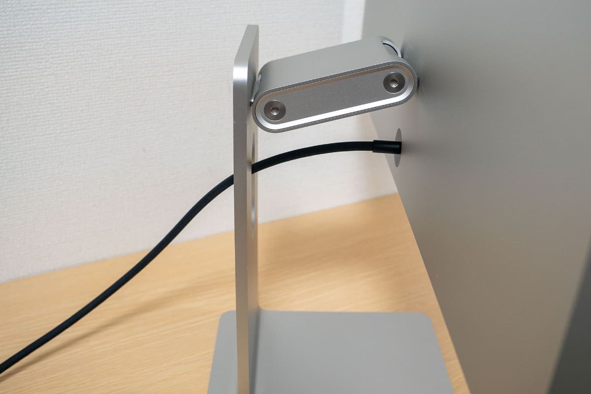 スタンドの構造。片手で簡単に動かせるが、振動や自重では落ちてこない