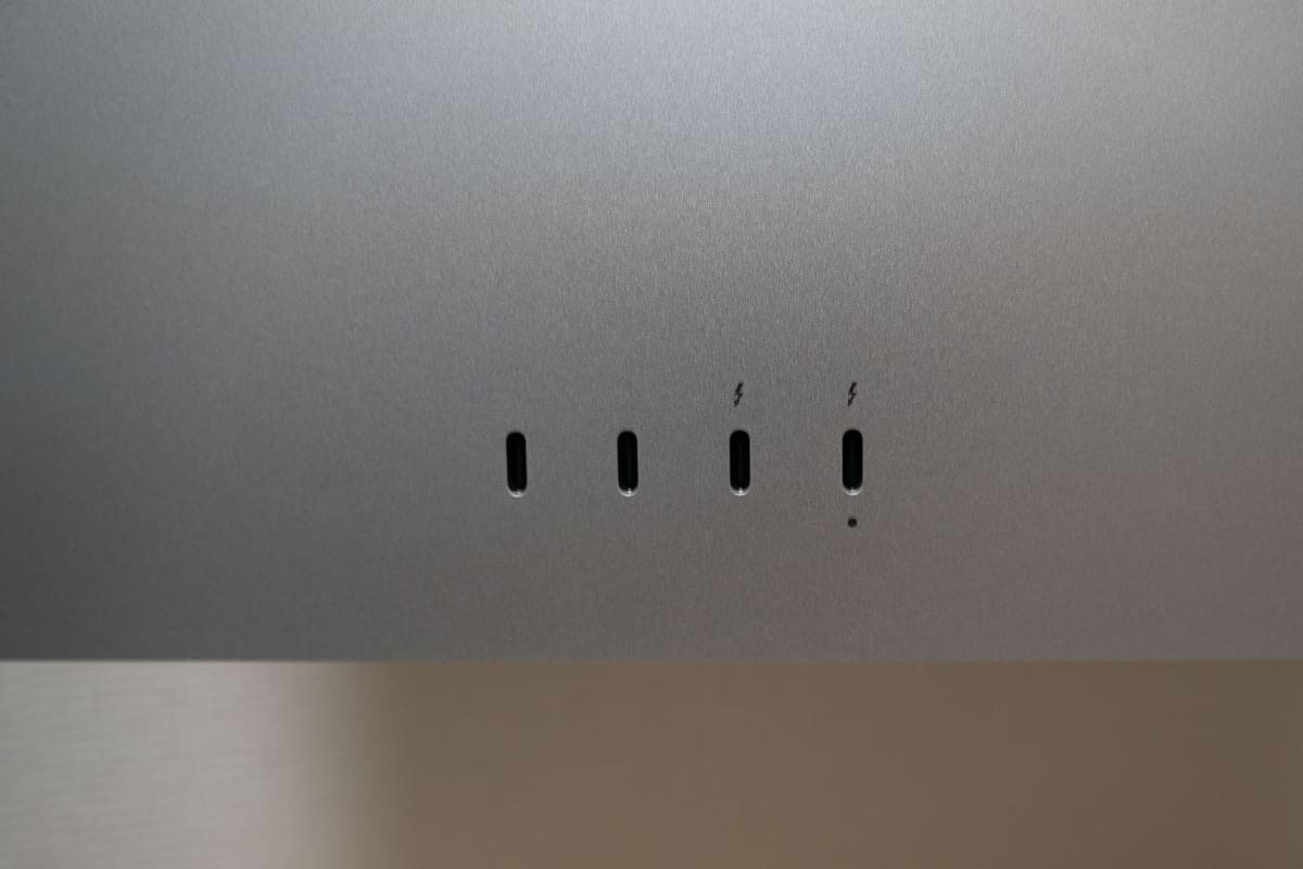 裏には端子が4つ。左2つがUSB-Cで、右2つがThunderbolt 5