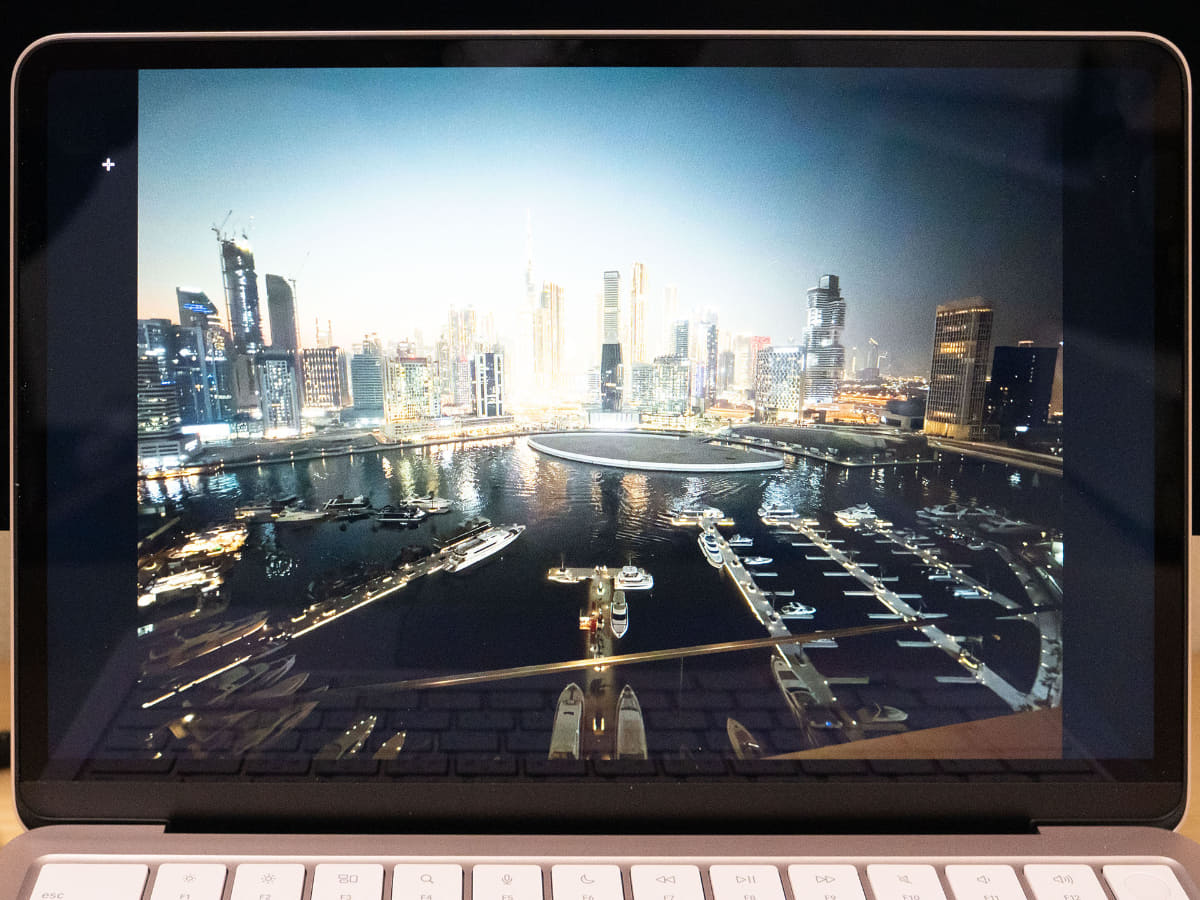 MacBook NeoとMacBook Airは光沢仕上げなので反射が目立つことも