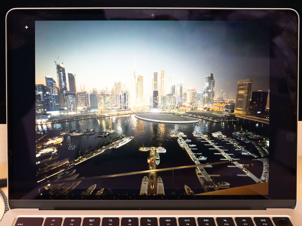 MacBook NeoとMacBook Airは光沢仕上げなので反射が目立つことも