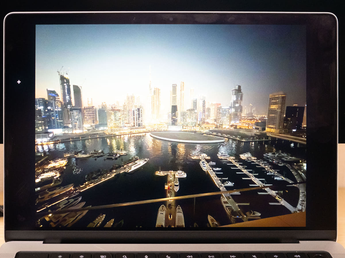 MacBook ProおよびStudio Display XRでNano-textureガラスを選んだ場合、反射は目立ちづらい