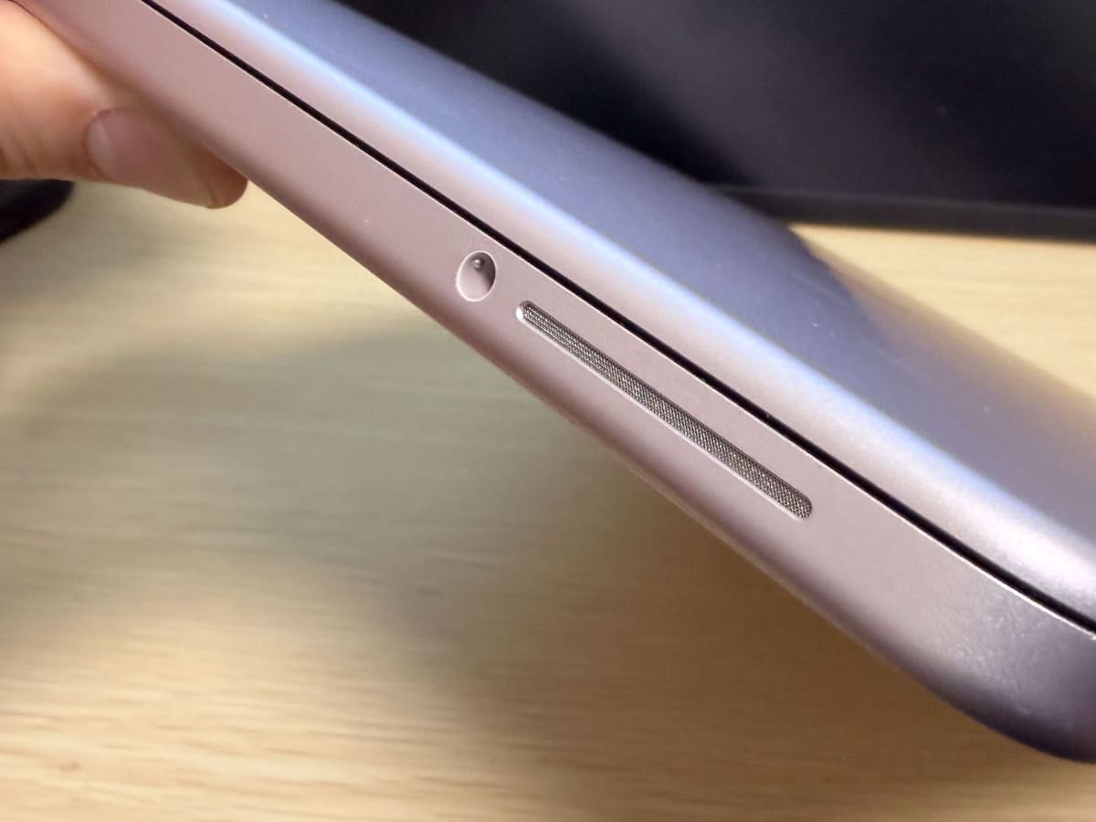 MacBook Neoのスピーカーは本体側面にあり、横方向に音が出る