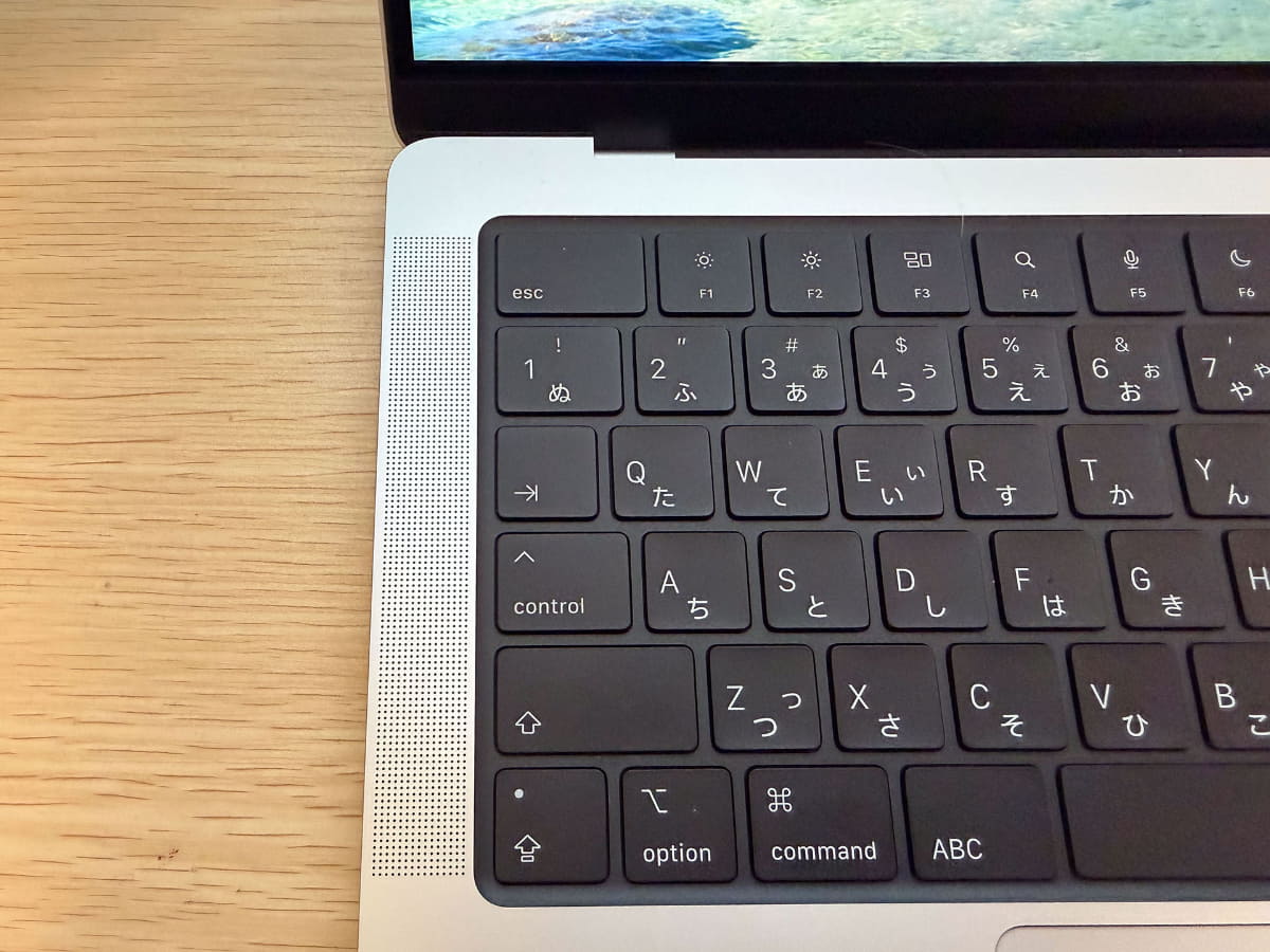 MacBook Proのスピーカーは、キーボードの真横にある