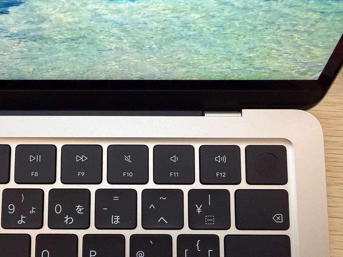 MacBook Airのスピーカーはヒンジ部にあり、隠れている