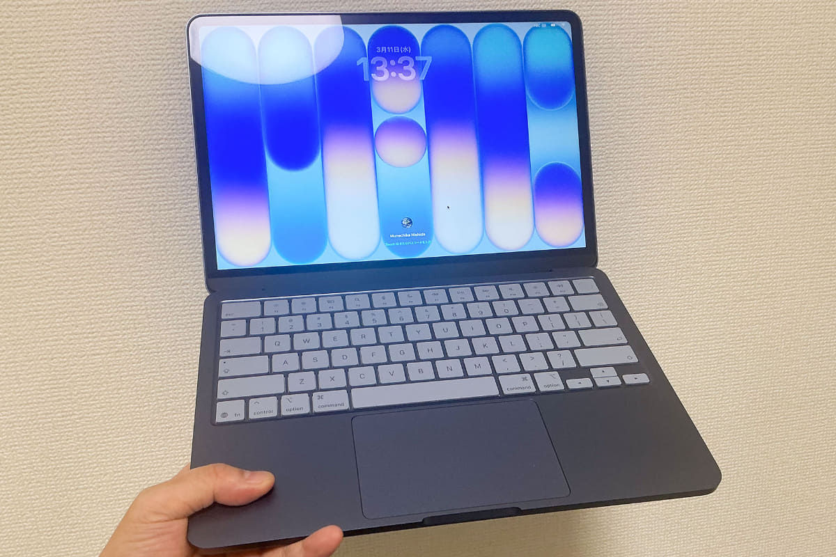 筆者が私物として購入したNeo。色は「インディゴ」、USキーボード仕様