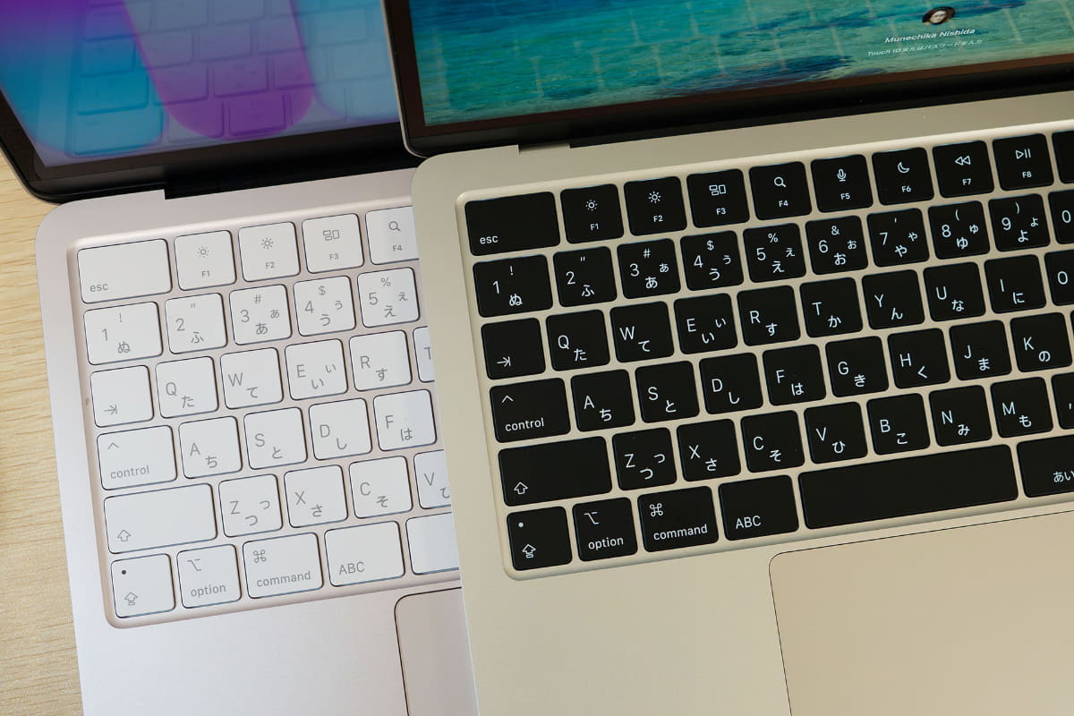 MacBook Air(右)のキーはどの色でも黒だが、Neoは製品のボディにあわせた色合い