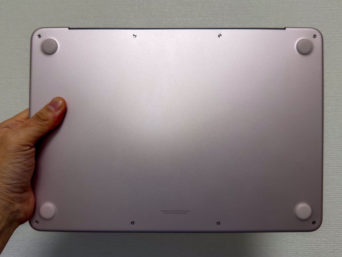 MacBook Airのゴム足は黒だが、Neoは本体色に合わせてある