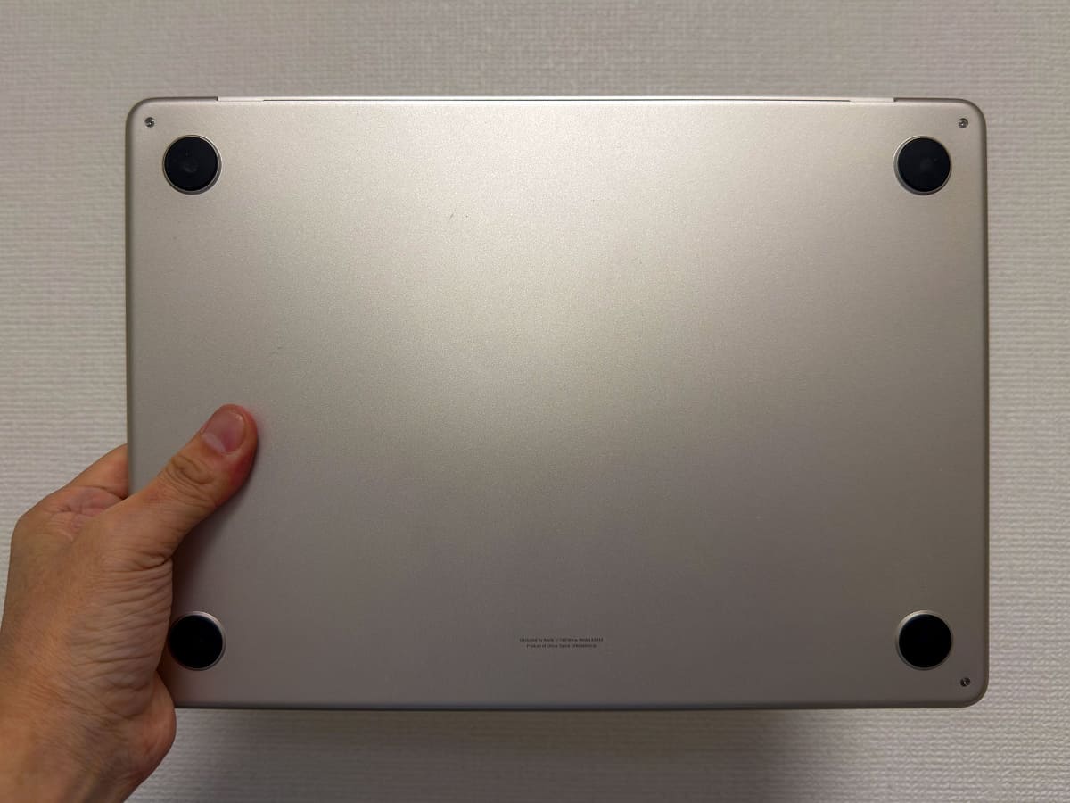 MacBook Airのゴム足は黒だが、Neoは本体色に合わせてある