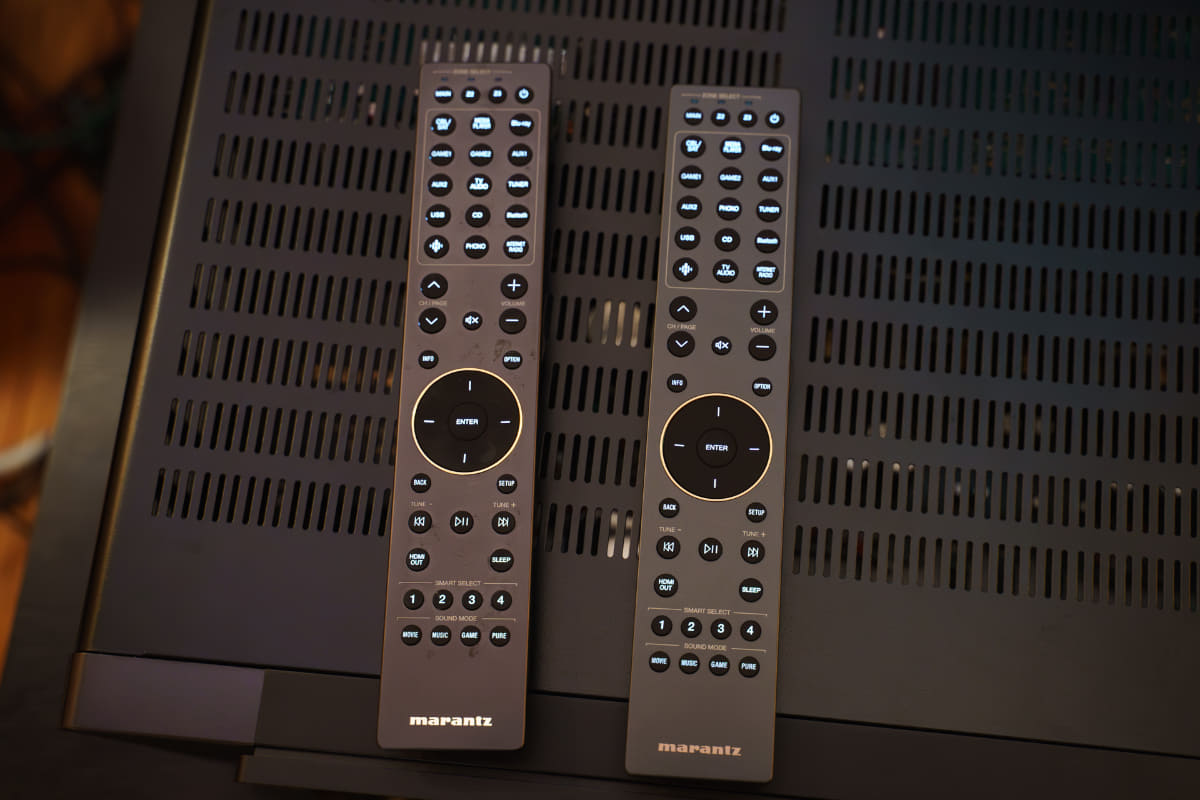 リモコン。左がAV 10、右がAV 30付属のもの。どちらも自照機能を搭載し、パッと見では違いがわからない