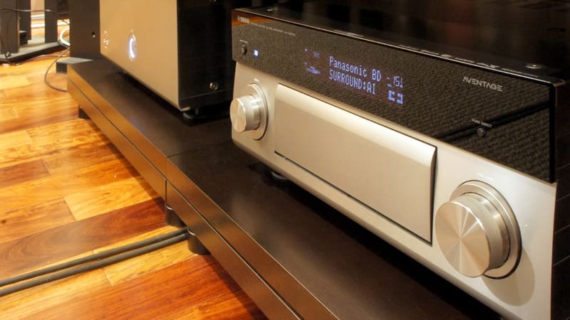 AV 10 ＋ AMP 10の前は、ヤマハのセパレートAVアンプ「CX-A5200」と「MX-A5200」を使っていた。AVプリのCX-A5200には「SURROUND:AI」など独自の魅力もあるが、発売が2018年なので、サブウーファー4出力対応、Auro 3D、Dirac Liveなどには対応していない。AV 30を使うと、そうした新しいトレンドも取り入れられる