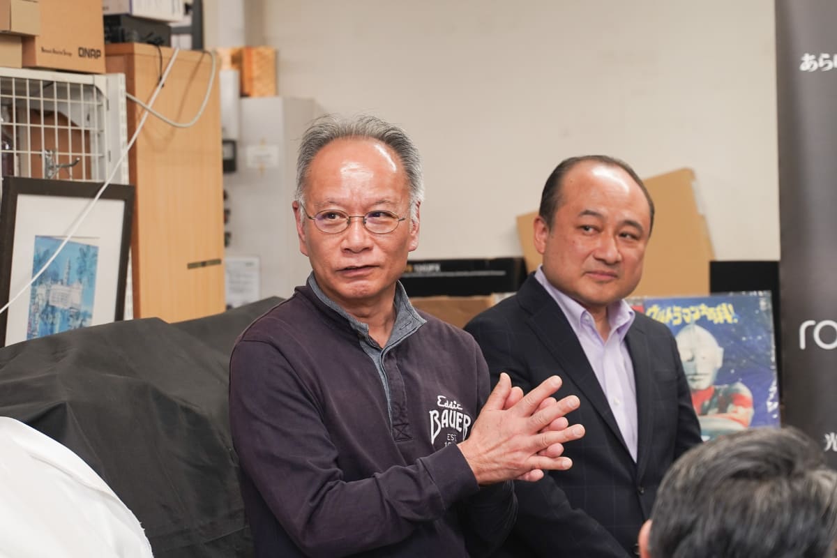 リマスターを手掛けたエンジニアの辻裕行氏(左)