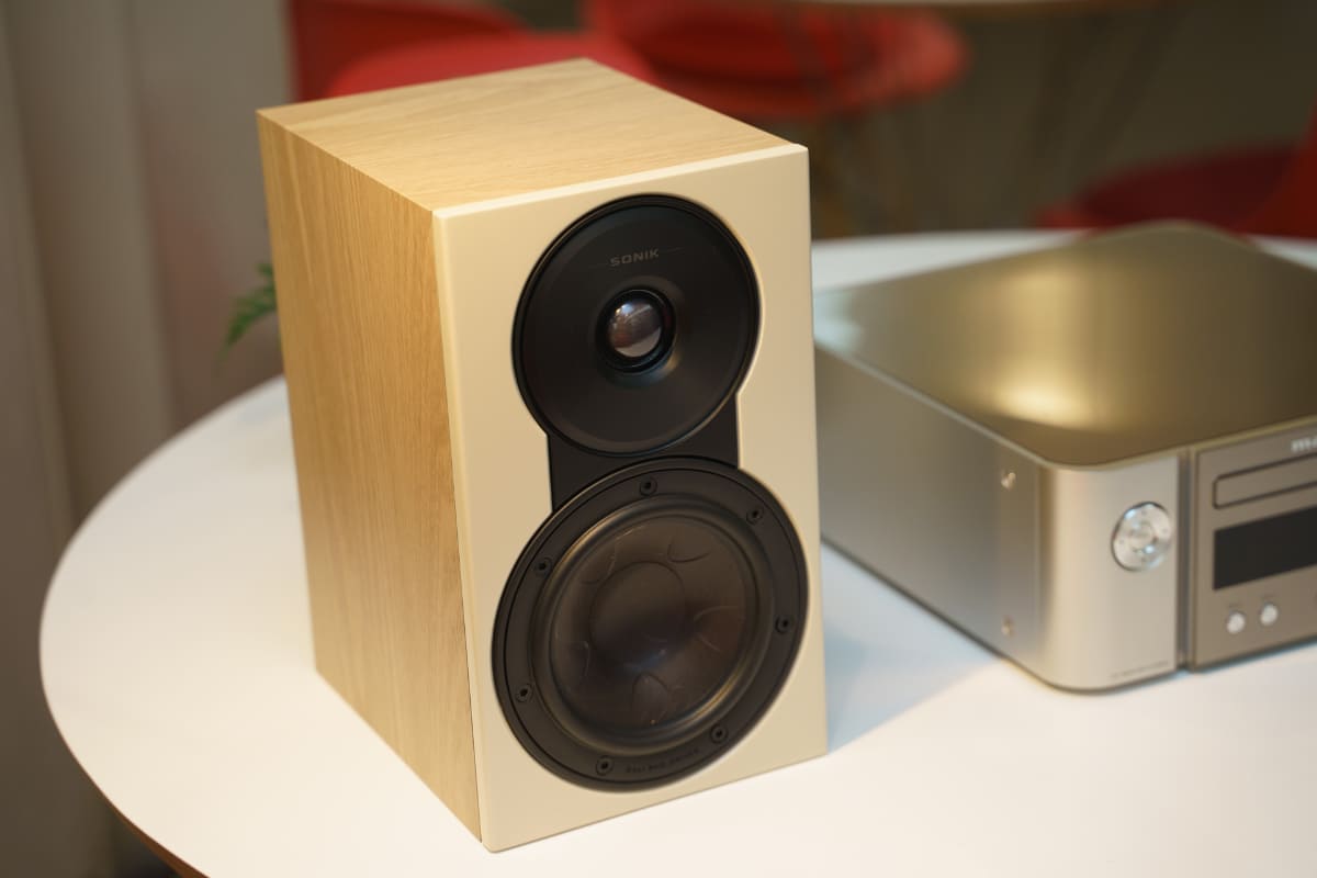 シリーズで最も低価格なブックシェルフ「SONIK 1」はペア90,200円