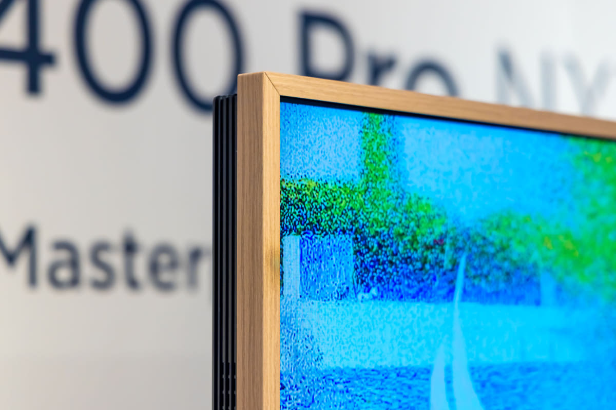 ウォールナット仕上げのフレーム部分