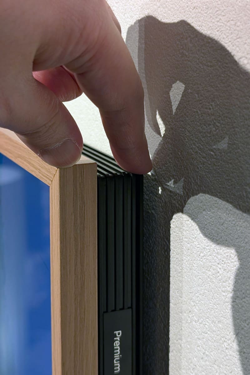 ディスプレイ部の厚みは約4センチ。専用金具により、壁とディスプレイの隙間は数ミリに抑えられている