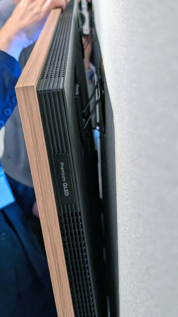 壁に専用金具を取り付け、ディスプレイ部背面のフックにかける。なお専用金具は、基本、業者による工事が必要