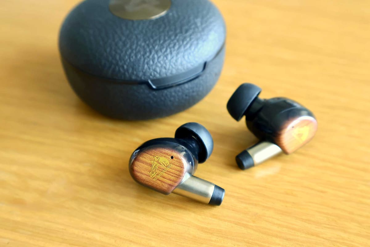 ビクター「WOOD master HA-FW5000T」。公式ストア価格は41,800円で、WF-1000XM6と同等のハイエンド価格帯