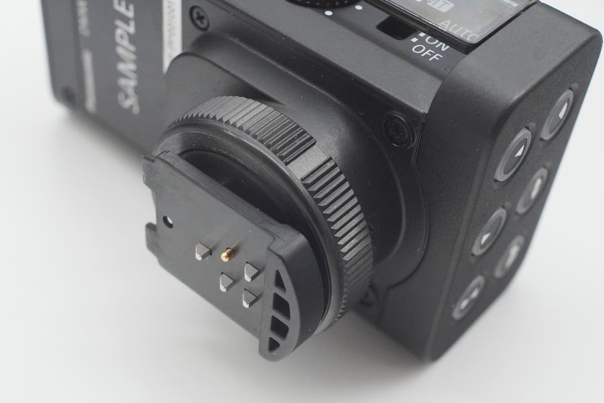 接続端子はLUMIX専用