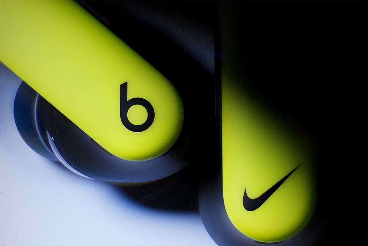右側イヤフォンにNikeのスウォッシュ、左側イヤフォンにBeatsの“b”ロゴがあしらわれる