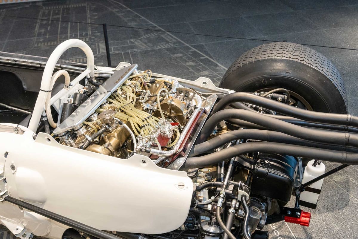 展示ではエンジンカバーが取り外されており、RA272に搭載された1.5リッターのV12エンジン「RA272E」も確認可能。縦置きではなく横置きレイアウトされている