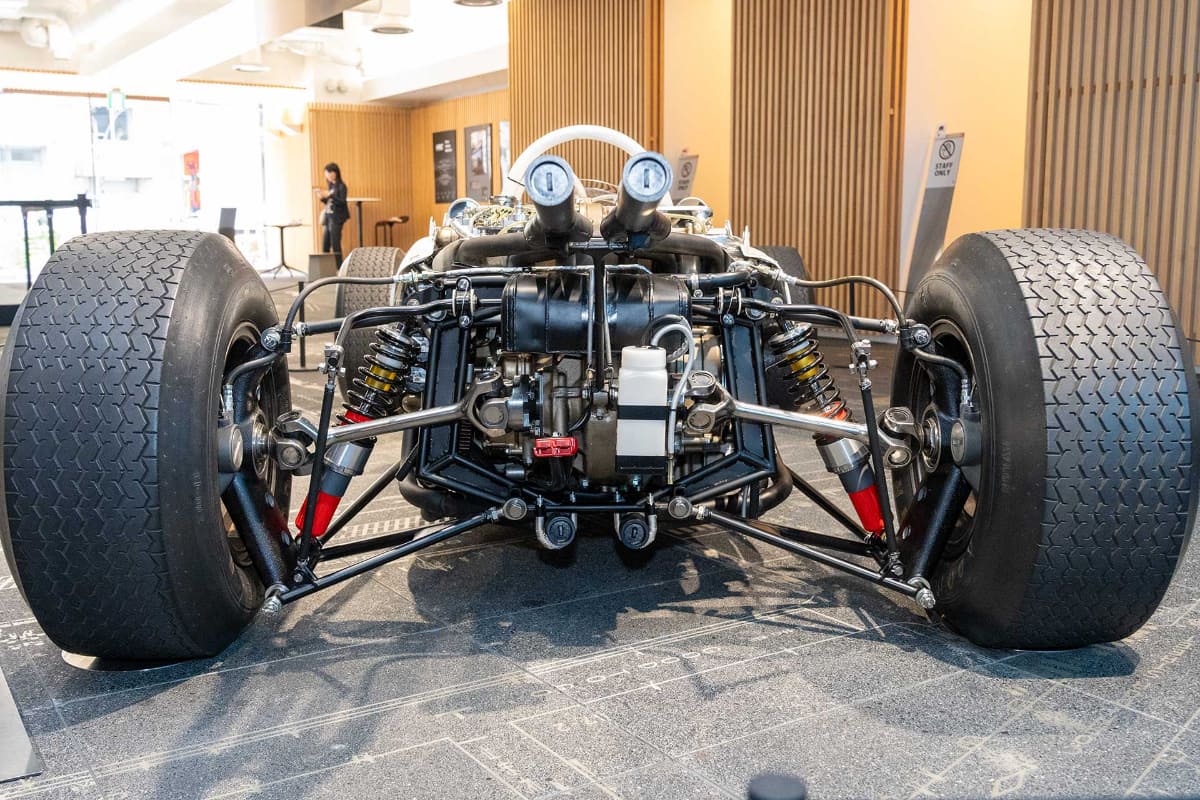 展示ではエンジンカバーが取り外されており、RA272に搭載された1.5リッターのV12エンジン「RA272E」も確認可能。縦置きではなく横置きレイアウトされている