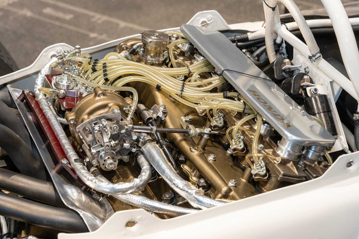 展示ではエンジンカバーが取り外されており、RA272に搭載された1.5リッターのV12エンジン「RA272E」も確認可能。縦置きではなく横置きレイアウトされている
