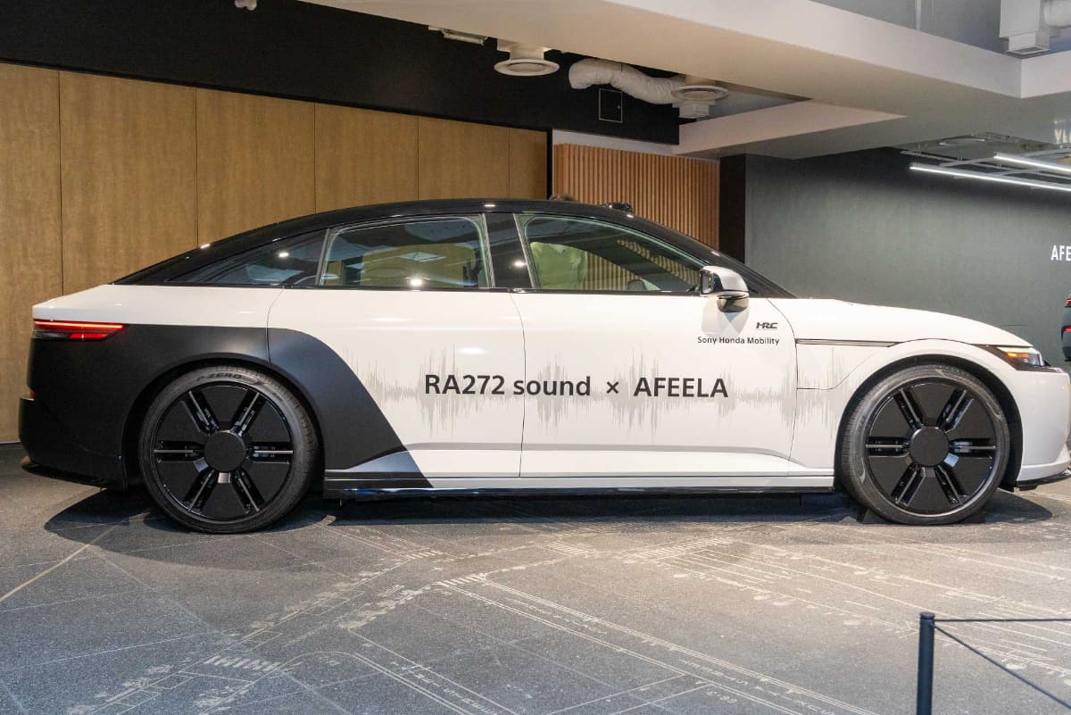 ラッピングカー側面の波形は、RA272のエンジン音の波形と同じだという