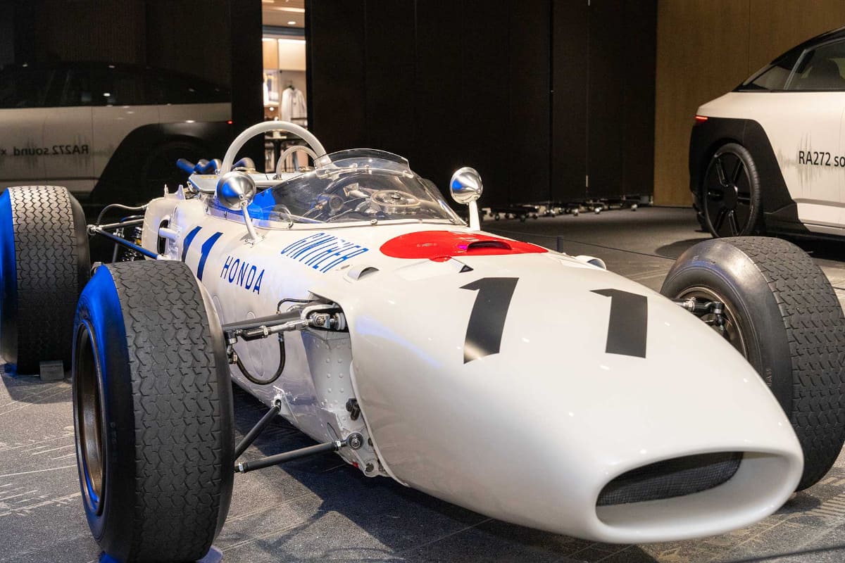 展示ではエンジンカバーが取り外されており、RA272に搭載された1.5リッターのV12エンジン「RA272E」も確認可能。縦置きではなく横置きレイアウトされている
