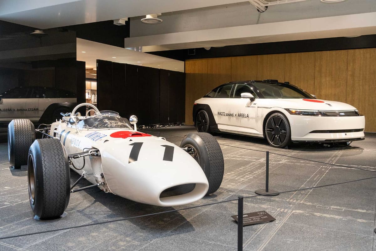 ホンダにF1初優勝をもたらした「RA272」(手前)とコラボラッピングが施されたソニー・ホンダモビリティのEV「AFEELA 1」(奥)