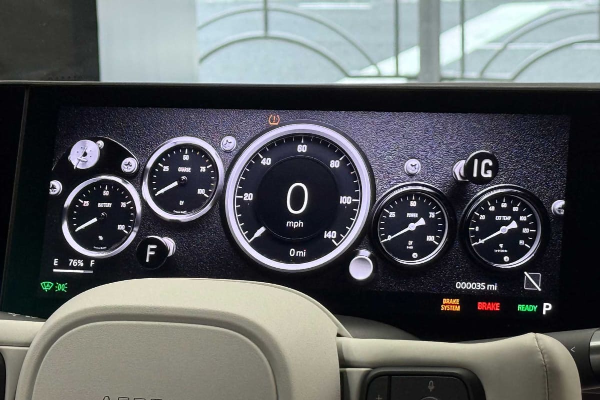 フロントのディスプレイや運転席前のメーターもRA272仕様に