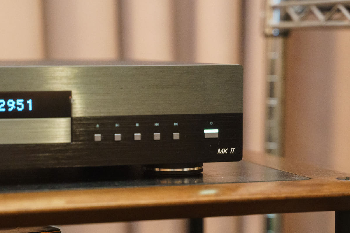 デザインに大きな変更はなく、右下にMKIIの名称がついていることが大きな違い。リモコンなども基本的には共通だ