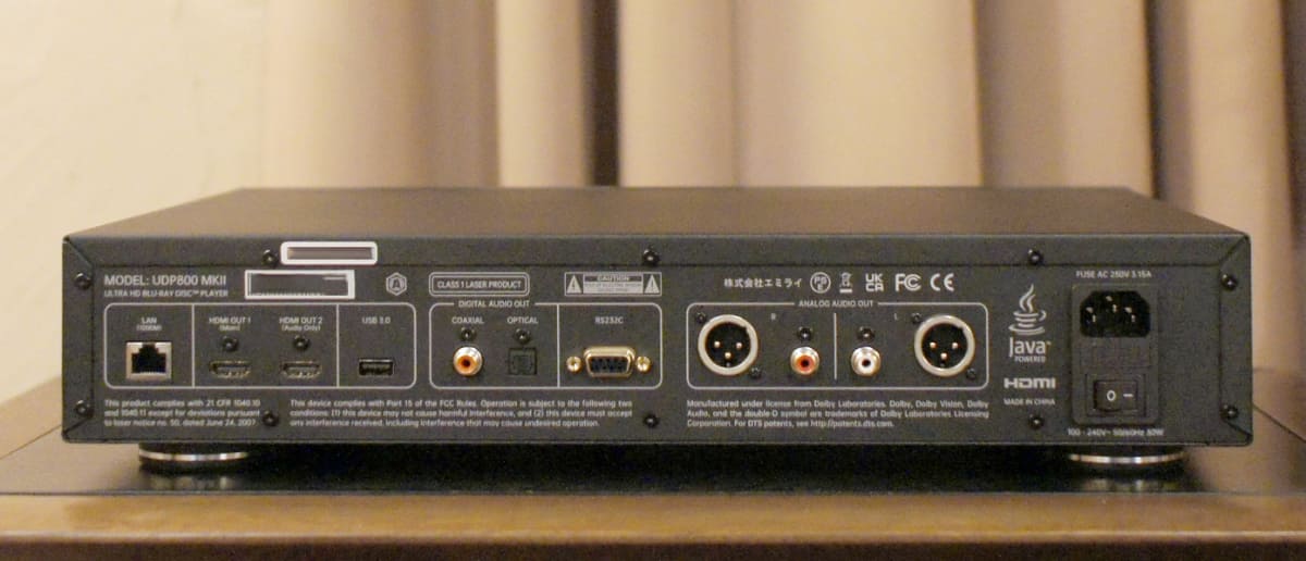 UDP800 MKIIの背面。右側のRCA/XLRのアナログ音声出力がある。HDMI出力×2、同軸/光デジタル出力なども備える