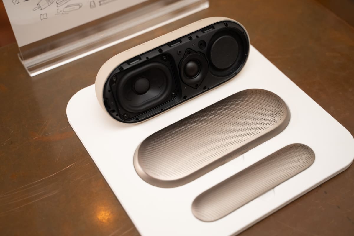 前面と背面にパッシブラジエーターを搭載し、低音を強化している