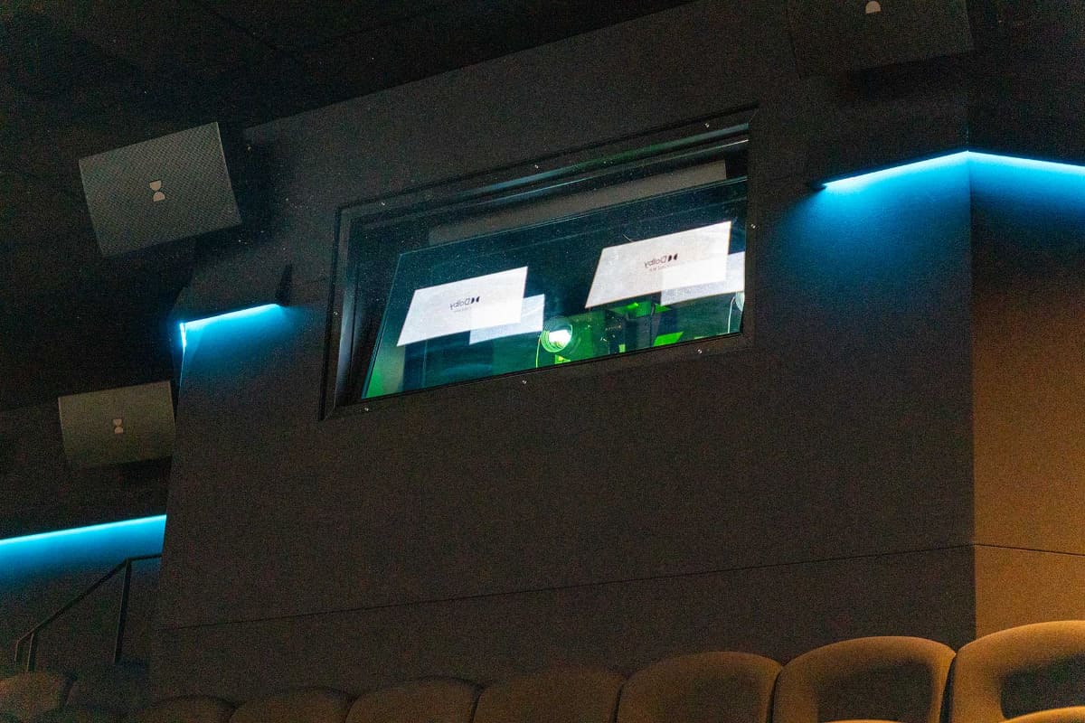 映写システムはDolby Vision対応プロジェクターを2台採用