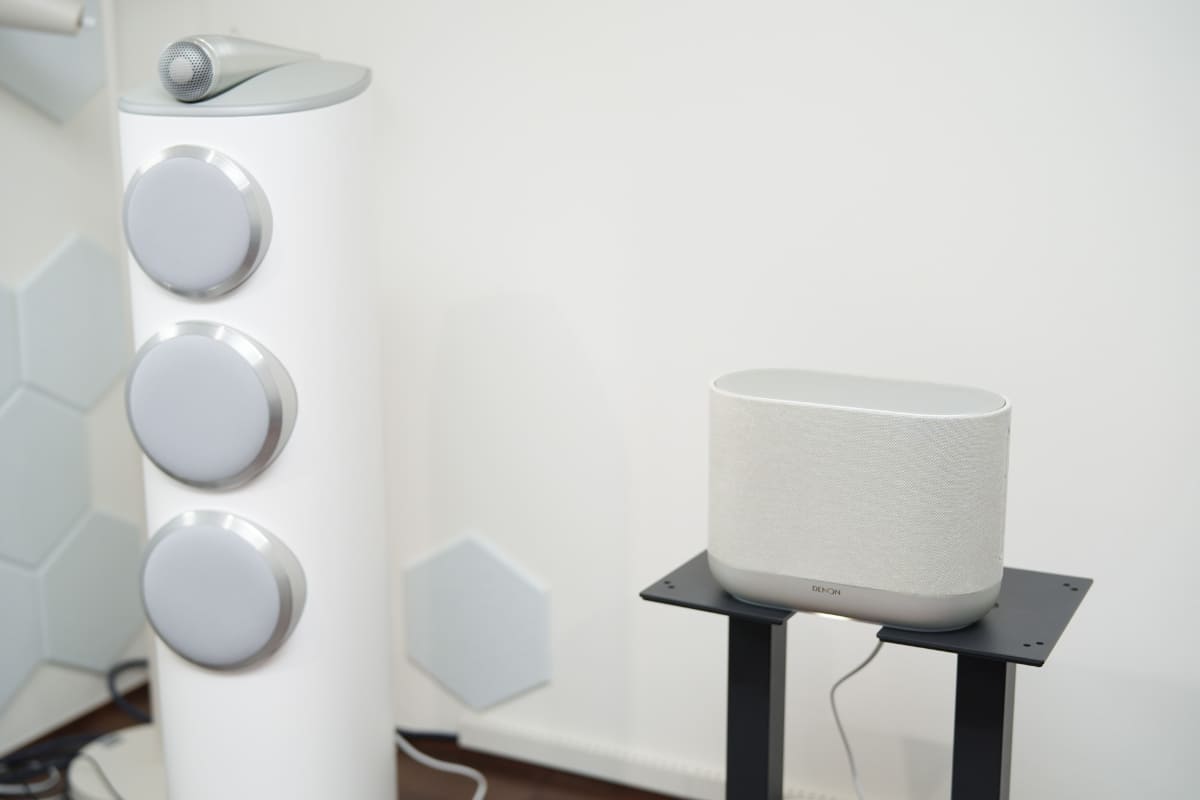 隣の大きなスピーカーから鳴らしているようにも錯覚する