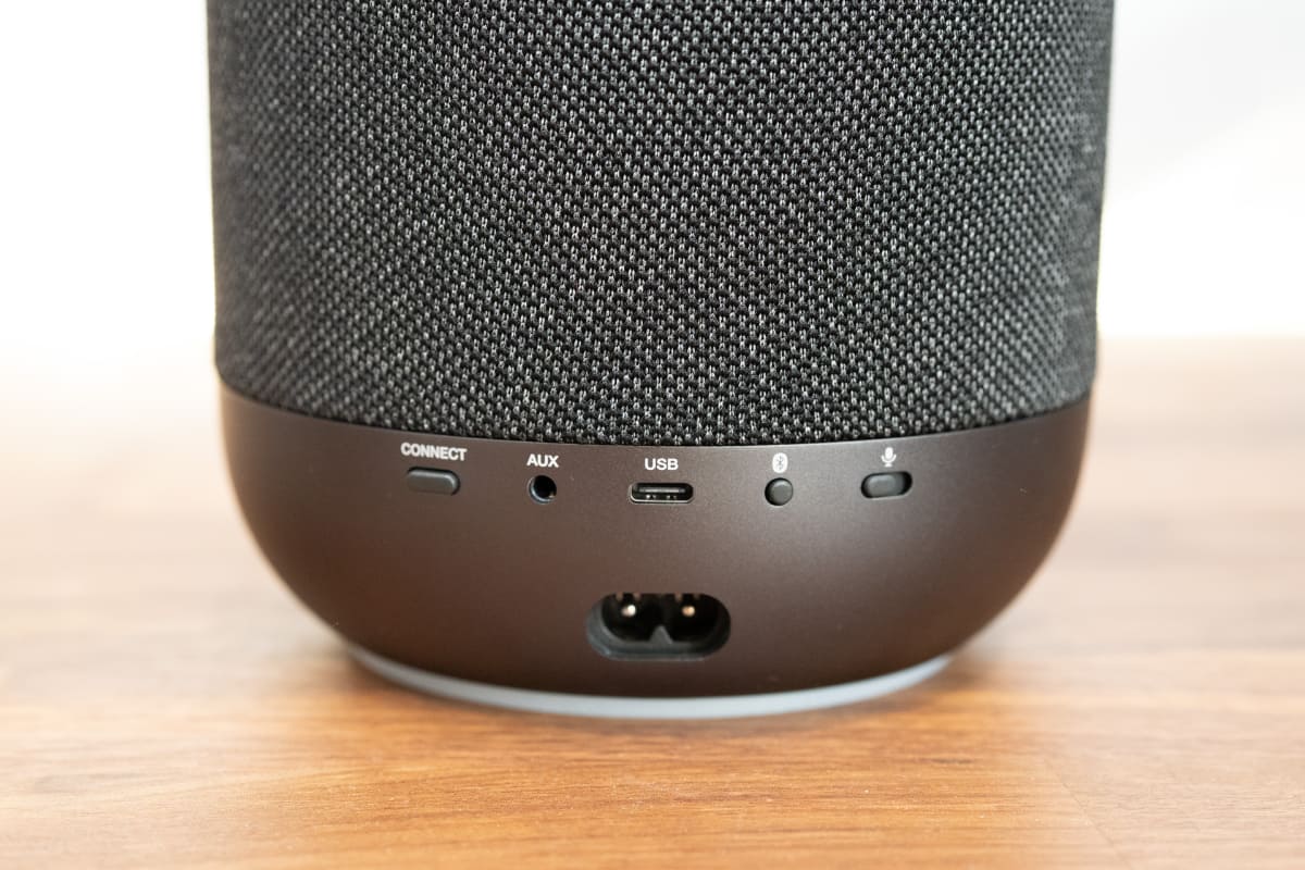 DENON HOME 200の背面。Bluetoothのペアリングボタンや、AUX入力も備えている