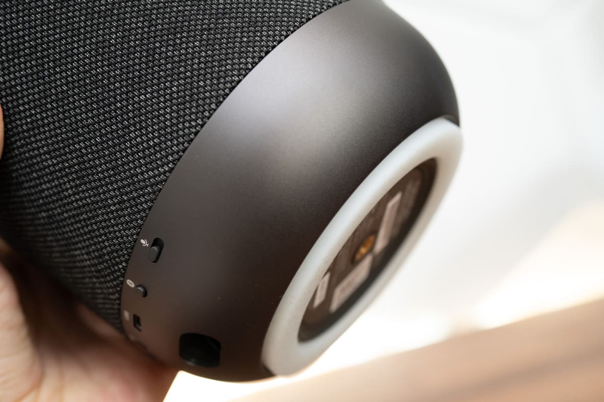 DENON HOME 200の底部。振動が机などに伝わらないように、インシュレーターもしっかり配置されている