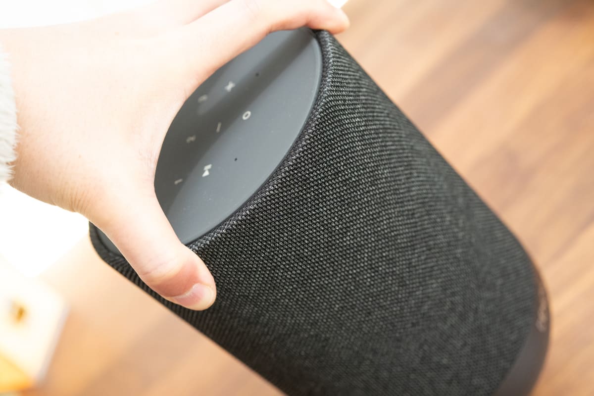 DENON HOME 200は片手でつかめるサイズ