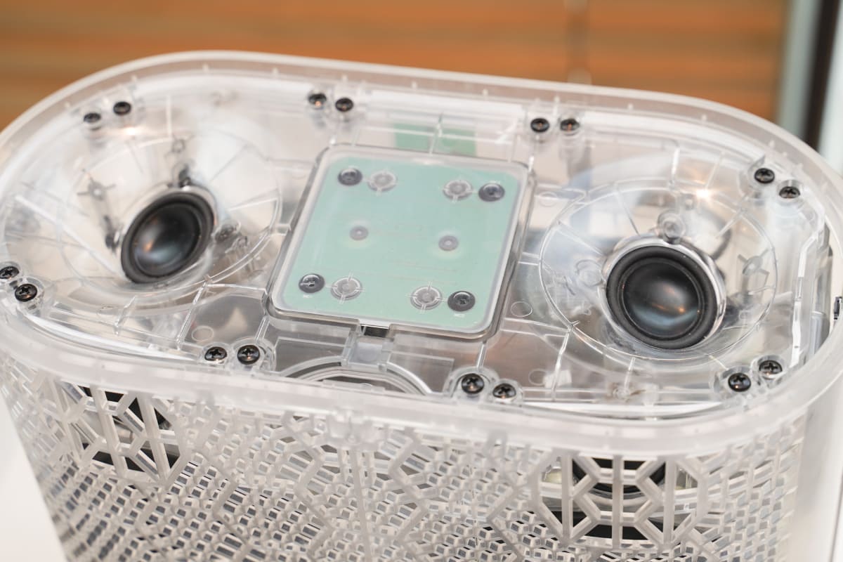 DENON HOME 400は、斜め上向きに25mmのアップファイアリングユニットを2基搭載