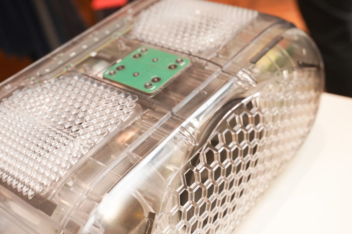 DENON HOME 600の背面。前面ウーファーと背中合わせに、165mmウーファーをもう1基搭載している