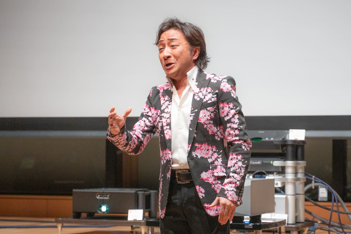 発表会にはテノール歌手の樋口達哉氏も登場。NAZARÉを使ったオーディオシステムでオーケストラを再生し、それをバックに圧巻の歌声を披露。NAZARÉの音楽性豊かなサウンドの魅力を伝えた